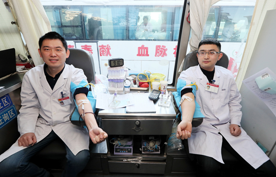 检验科主任王成辉(左)、主管检验师徐静在献血