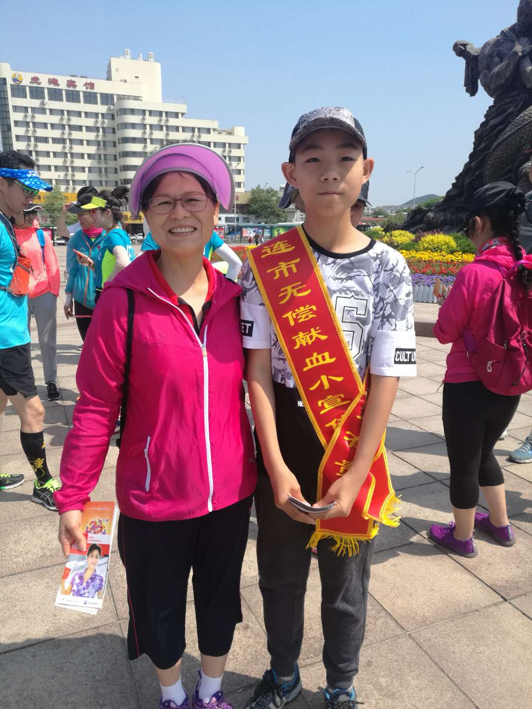 中山区望海小学六年级的吴昊轩在老虎滩海洋公园广场做宣传,阿姨