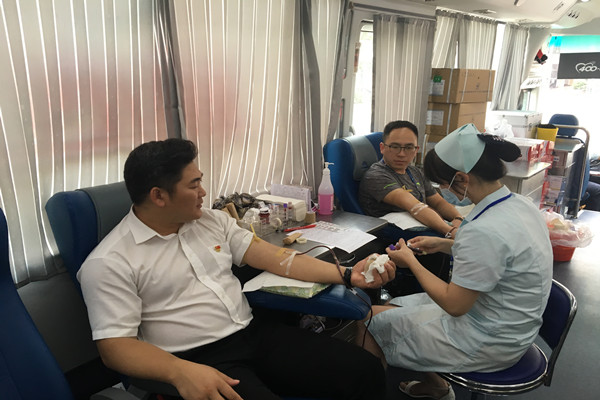 南宁中心血站:广西外国语学院开展无偿献血活