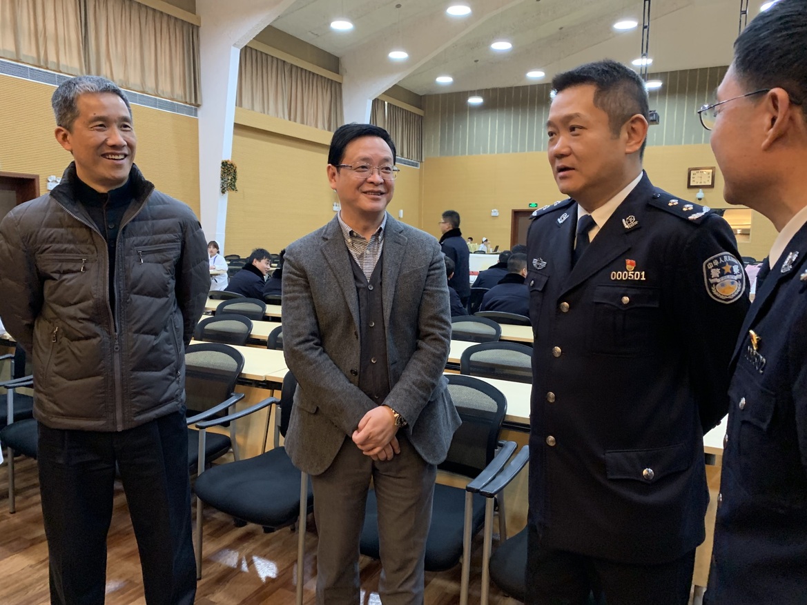 市公安局警务保障部主任张异(右二)