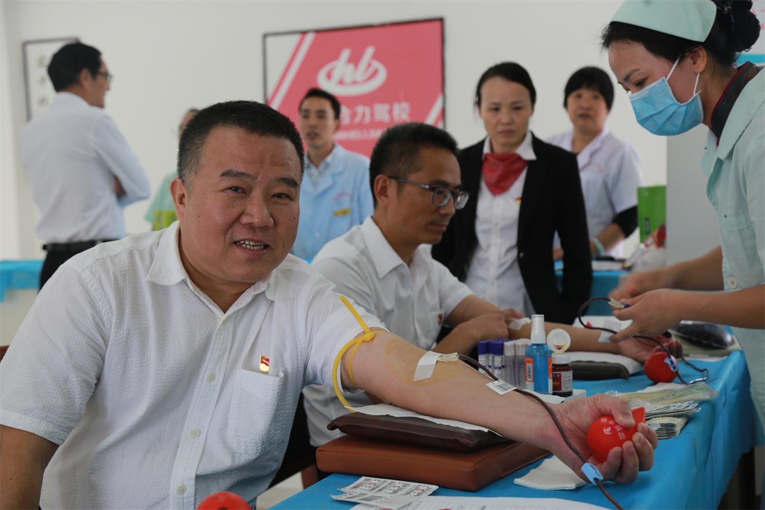 合力运输集团有限公司党委书记,总经理代立新(左一)带头献血,这是他第
