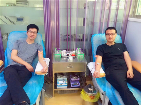 血液检测实验室党员王志勇（左）宋晓波（右）无偿献血