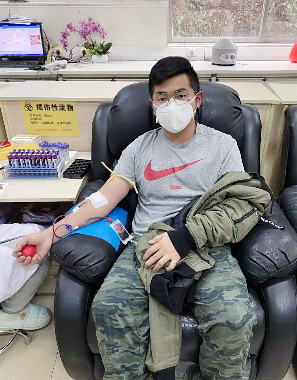 爱心接力者刘武斌奉献400毫升血液疫情尚未退去,温暖依然延续.