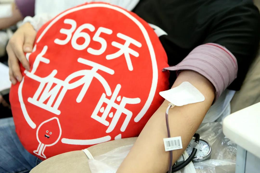 上海市闵行区中国输血协会理事长朱永明在沪捐献血小板