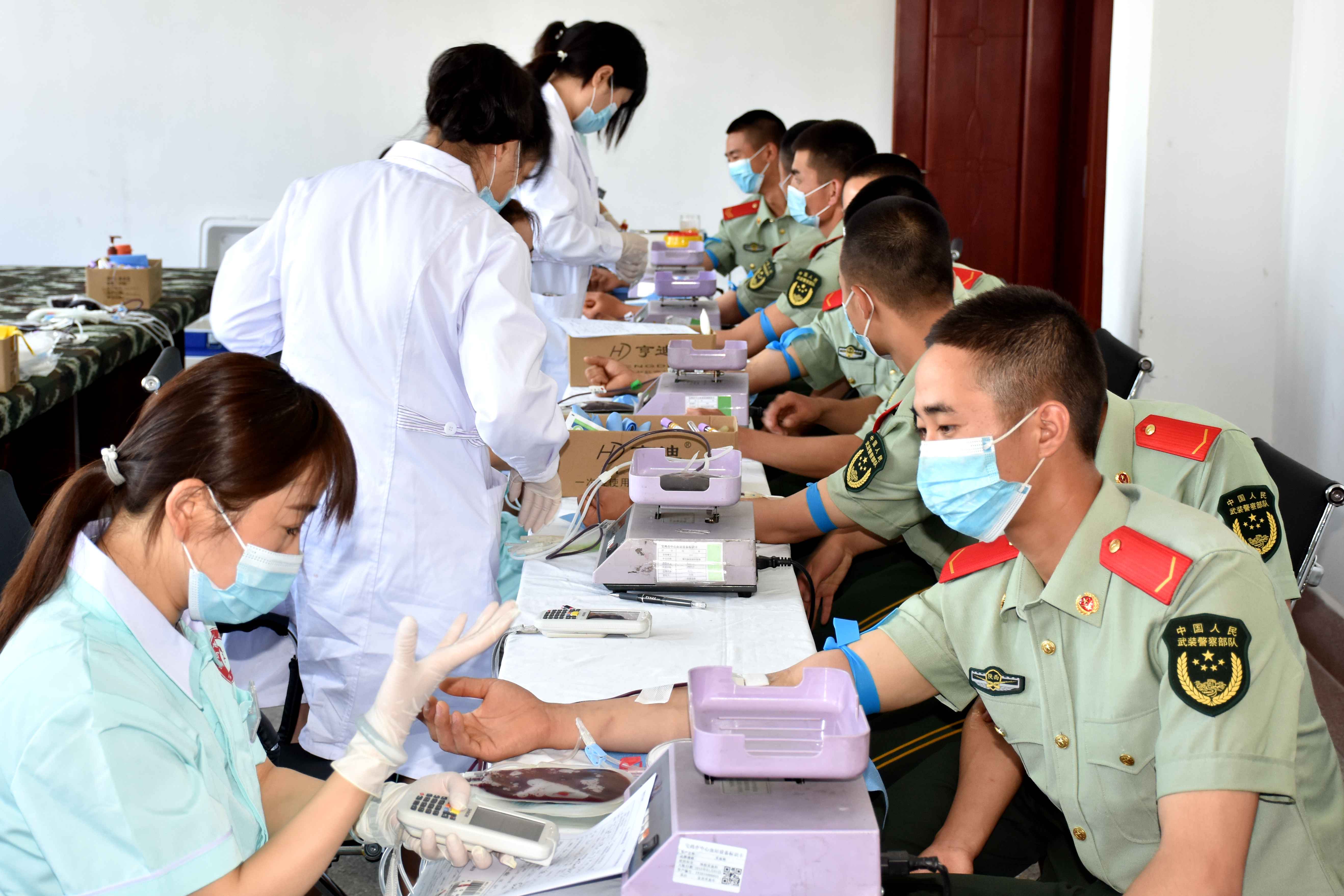 武警某部官兵开展无偿献血活动