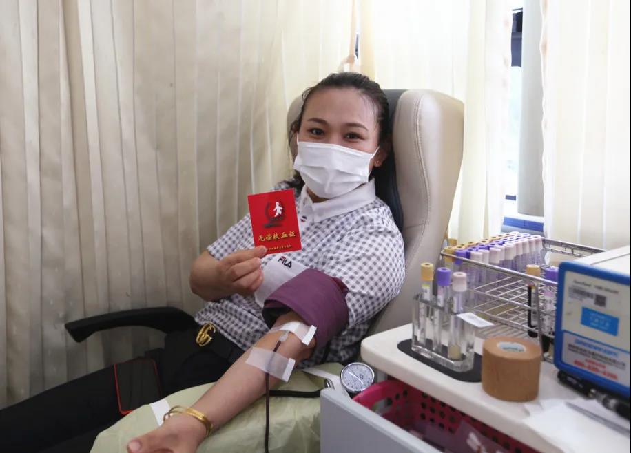 胡伟清献出200ml鲜血后说:"献血救人,不但无损健康还能促进自身血液