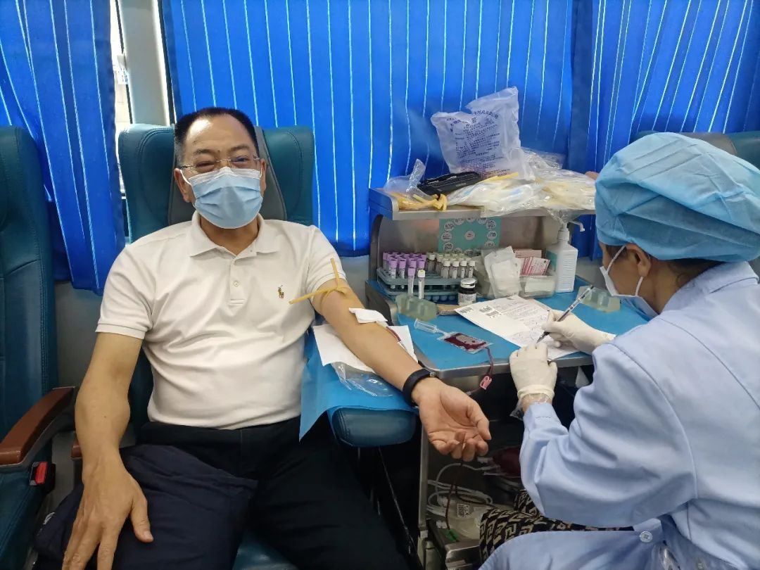 市人大常委会主任禤活源带头献血