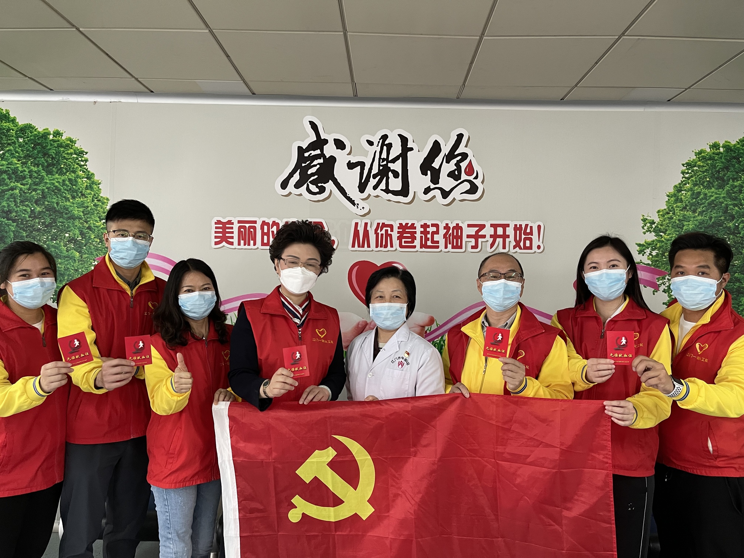 部分教师献血后留影